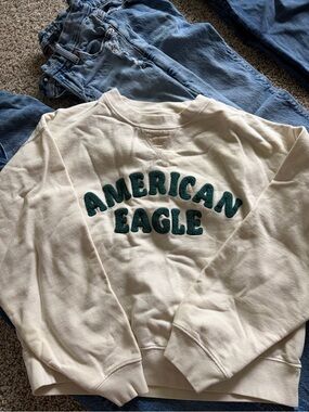AE crew neck. Great condition XS.